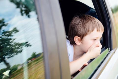 Niño mareado en el carro