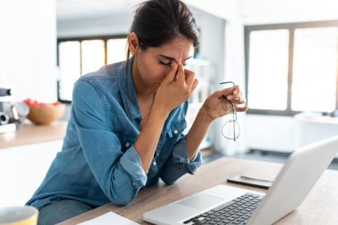 Con las infusiones para bajar el cortisol se pueden reducir los niveles de estrés, esta imagen representa a una persona estresada.
