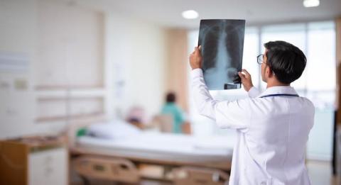 doctor viendo pulmones sanos