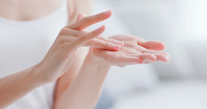 mujer cuidando su piel como uno de sis hábitos de higiene