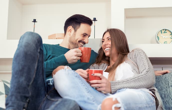 pareja disfrutando los beneficios del café