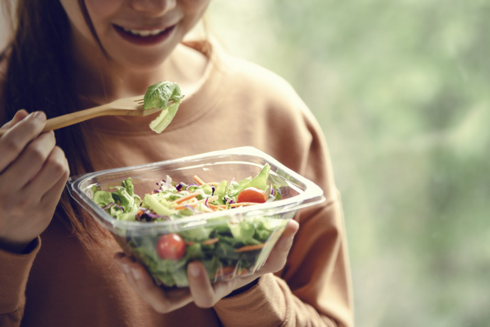 Mujer comiendo de forma saludable