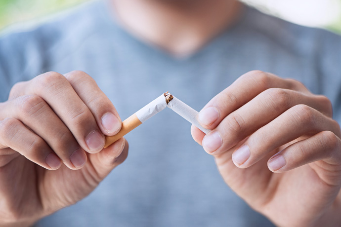 Hombre dejando el tabaco para reforzar su sistema inmunológico.