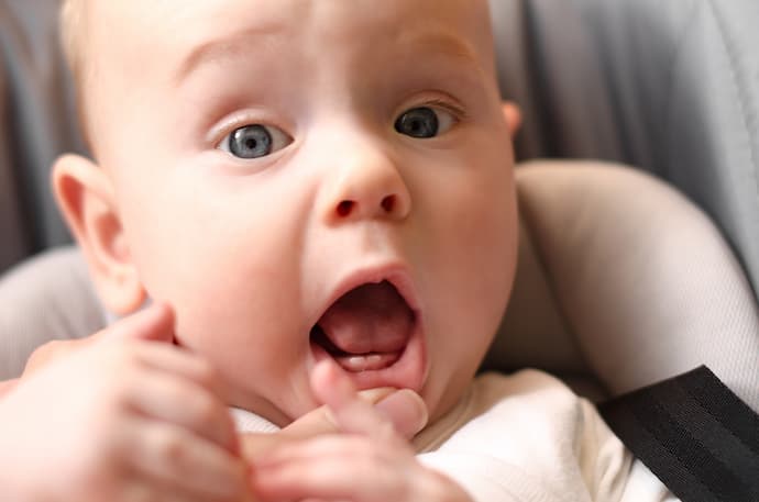 bebé mostrando sus primeros dientes