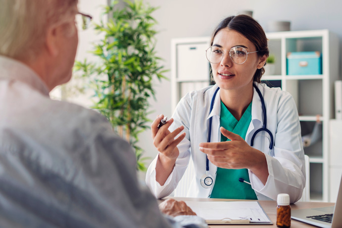 Doctora explicando a un paciente lo que es la diabetes tipo 3.