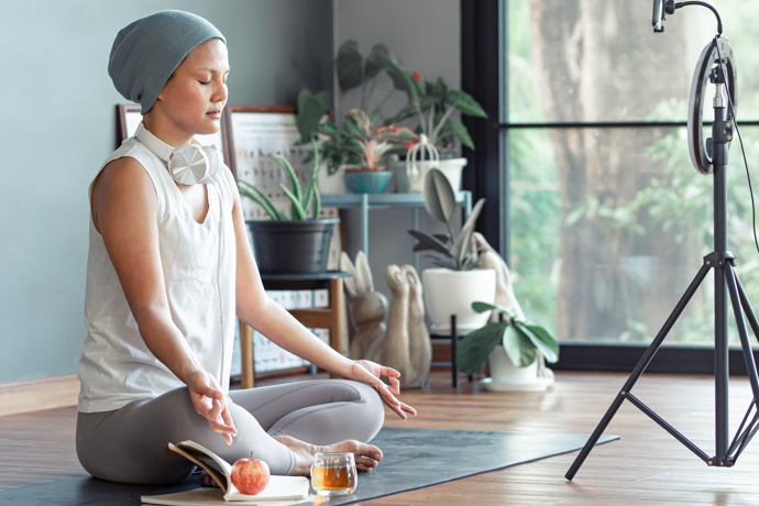 mujer con cancer haciendo meditacion