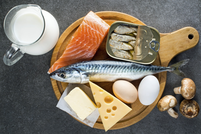 mesa con alimentos ricos en vitamina D