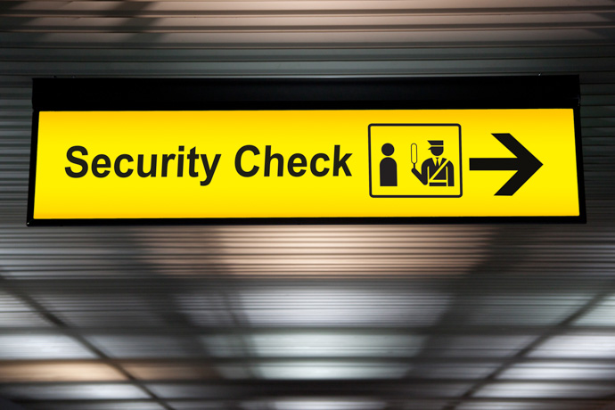 Cartel que indica el control de seguridad y revisión de líquidos en el aeropuerto.