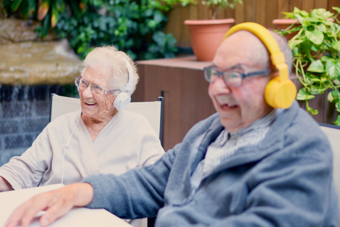 Personas mayores con Alzheimer haciendo musicoterapia.