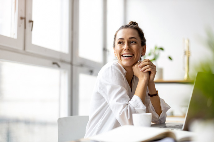 Mujer sonriendo tras descubrir para qué sirve la serotonina.