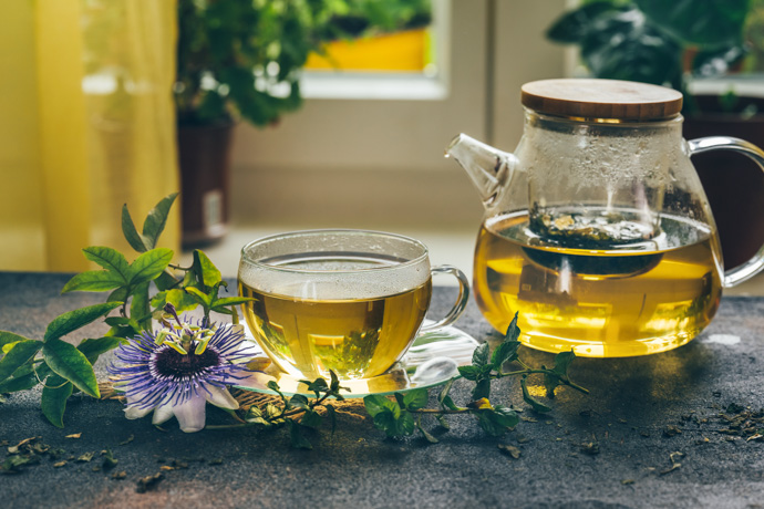 Taza y tetera con infusión de pasiflora.