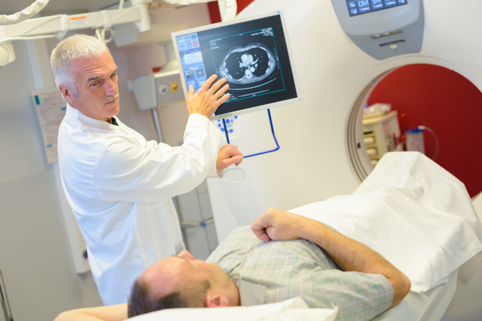 Médico explicando a un paciente cómo prevenir el cáncer de próstata.