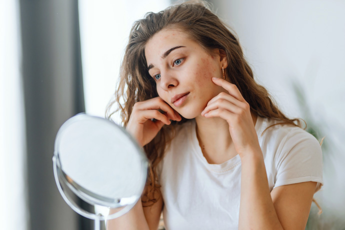 mujer con puntos rojos en la cara