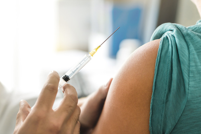 Sanitario a punto de poner una vacuna en el brazo