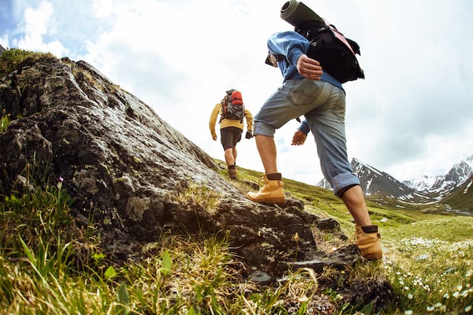 Hombres haciendo trekking en montaña