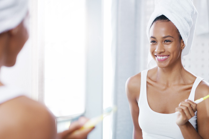 Mujer revisando si tienen efecto las vitaminas que toma para fortalecer sus dientes. 