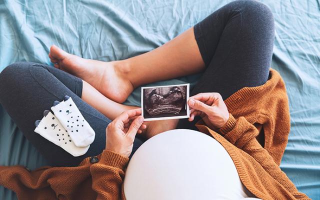 Futura mamá viendo fotografía de ultrasonido