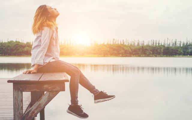 Mujer relajada disfrutando de la naturaleza