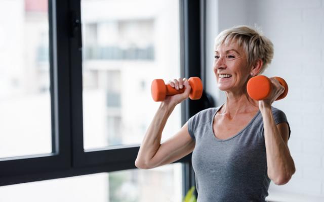 Mujer disfrutando de los beneficios del entrenamiento de fuerza. 