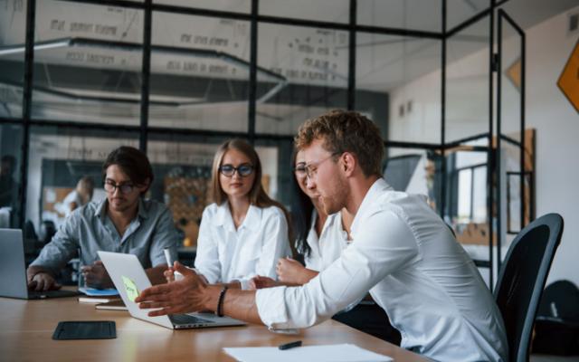 Grupo de personas trabajando en su misión y visión