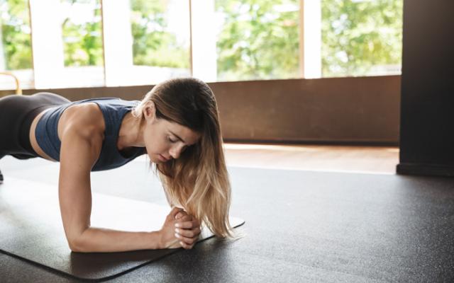 Ejercicios de entrenamiento funcional para mejorar la movilidad y flexibilidad.