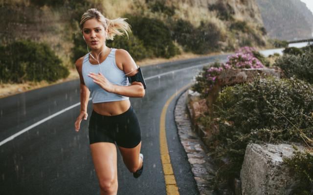 Mujer mostrando cómo correr todos los días.