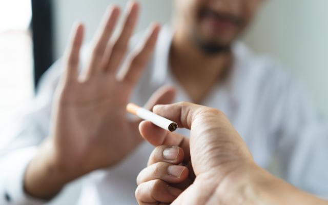 Hombre diciendo no al tabaco para no tener una recaída.