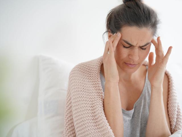 Mujer con dolor de cabeza