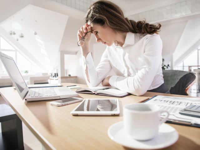 Persona sufriendo estrés crónico en el entorno laboral