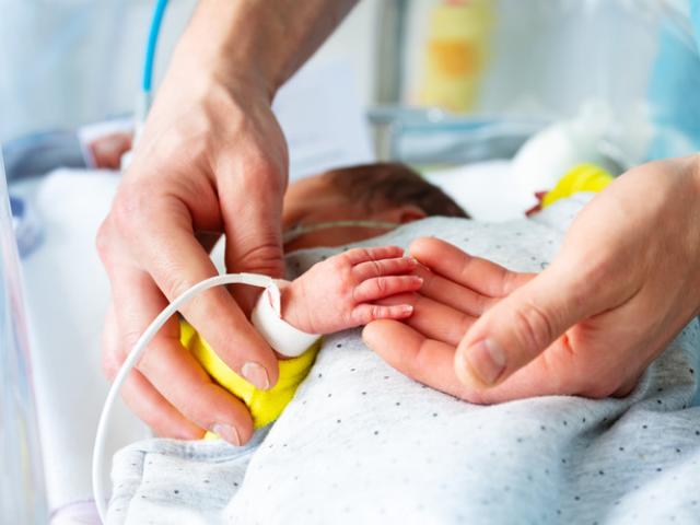 Bebé con síndrome de abstinencia neonatal.