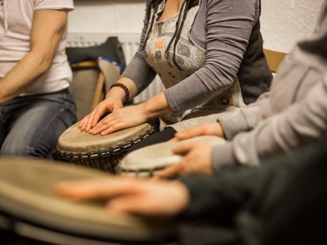 personas disfrutando la musicoterapia