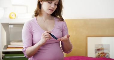 Mujer embarazada monitoreando sus niveles de azúcar
