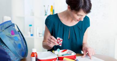 Mujer preparando un botiquín de viaje