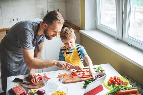 Padre e hijo cocinando