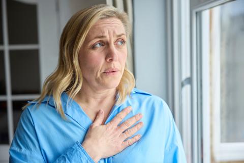 Mujer sufriendo palpitaciones por ansiedad