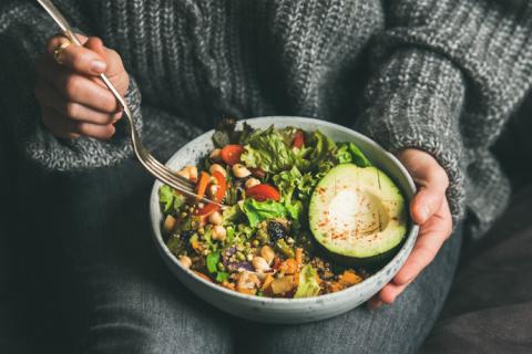 Ejemplo de bol con alimentos buenos para el corazón.