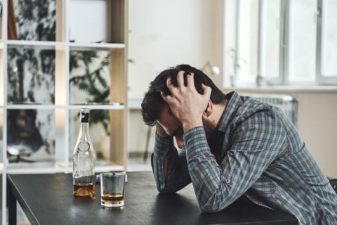 Hombre con problemas de alcoholismo