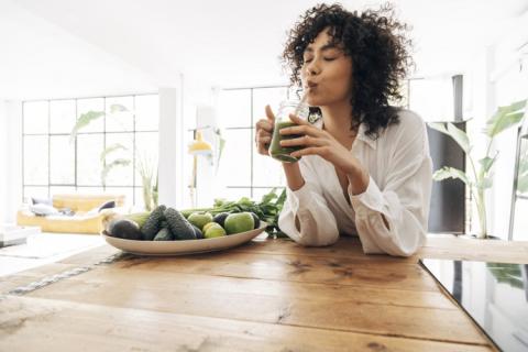 Mujer bebe jugo para bajar el azúcar