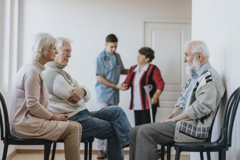 Pacientes con Alzheimer en un centro de cuidado
